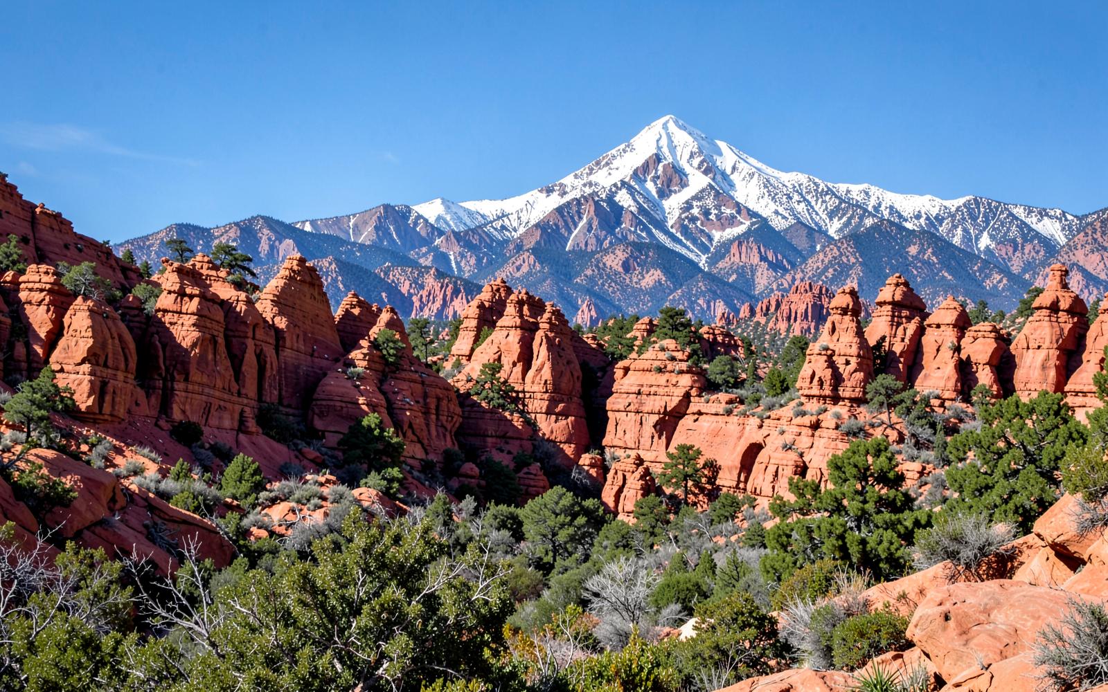 Garden of the Gods red rocks with snow-capped Pikes Peak behind, Colorado Springs